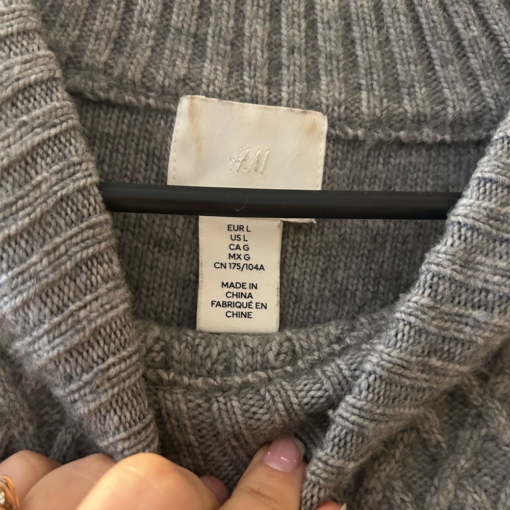 H&M Cropped Sweater - Picture 2 of 2